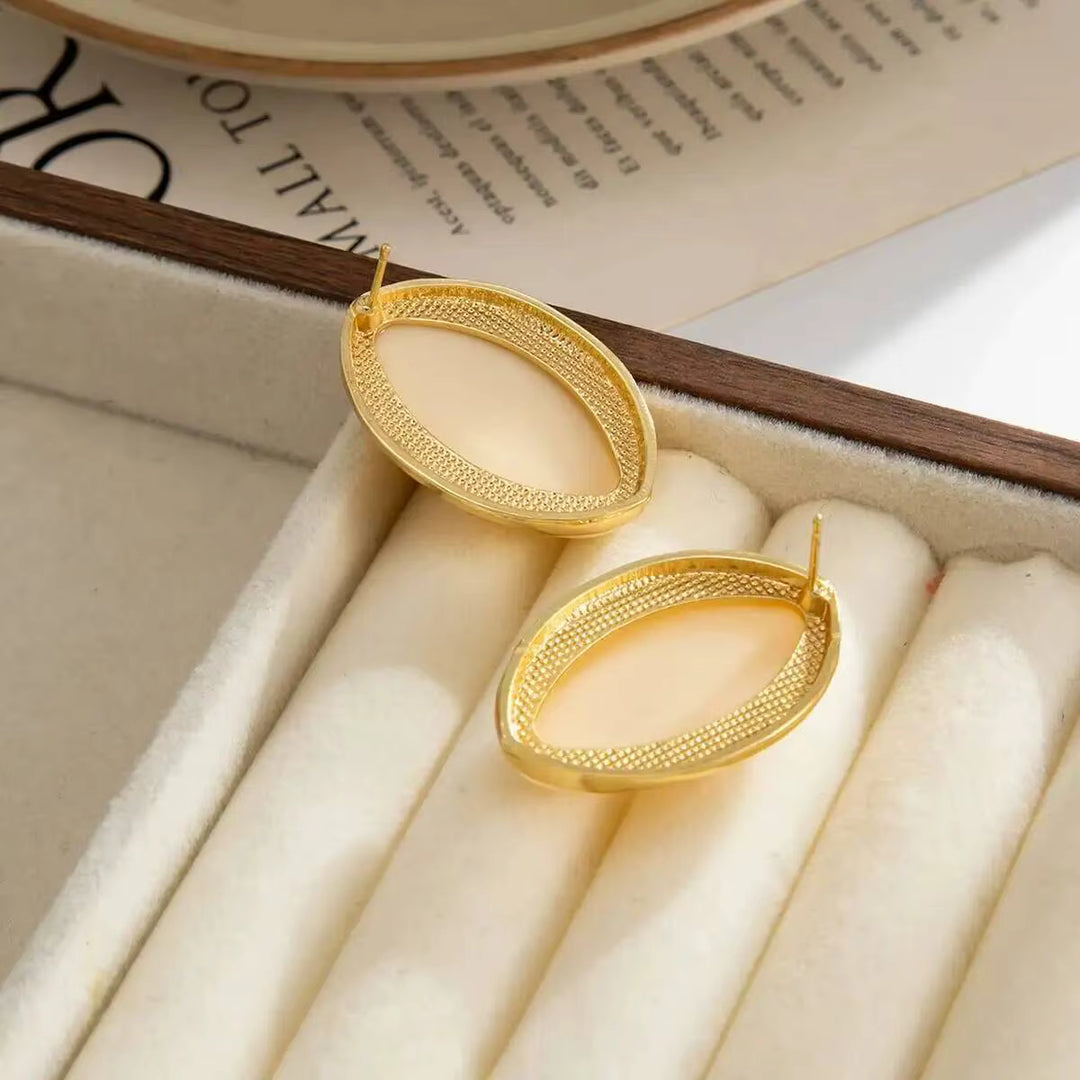 Verdeluxe Oval Earring